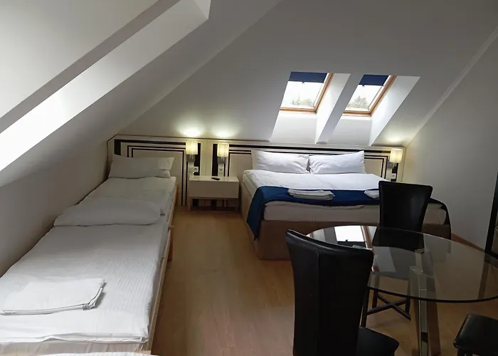 Kontrast מלון דירות 4*